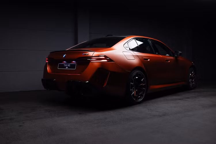 Chiếc xe BMW M5 độc bản này không chỉ là chiếc xe có một không hai mà còn đánh dấu chiếc M5 thế hệ G90 đầu tiên được giao ở Bắc Mỹ. Chiếc xe sẽ được Gooding &amp; Company bán đấu giá vào thứ Sáu, ngày 16/8 và số tiền thu được sẽ được quyên góp cho đối tác từ thiện của Concours, Pebble Beach Company Foundation.