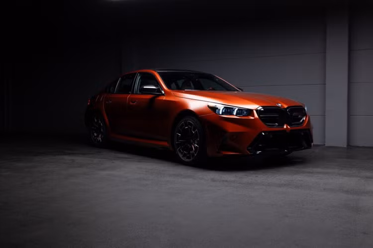 Chiếc xe mang tên BMW M5 Pebble Beach Concours d’Elegance #1/1 2025 được tạo ra dưới sự hợp tác giữa BMW M và BMW Personal. Mẫu xe này sẽ được bán đấu giá trong khuôn khổ sự kiện vào thứ Sáu, ngày 16/8 nhằm mục đích gây quỹ.