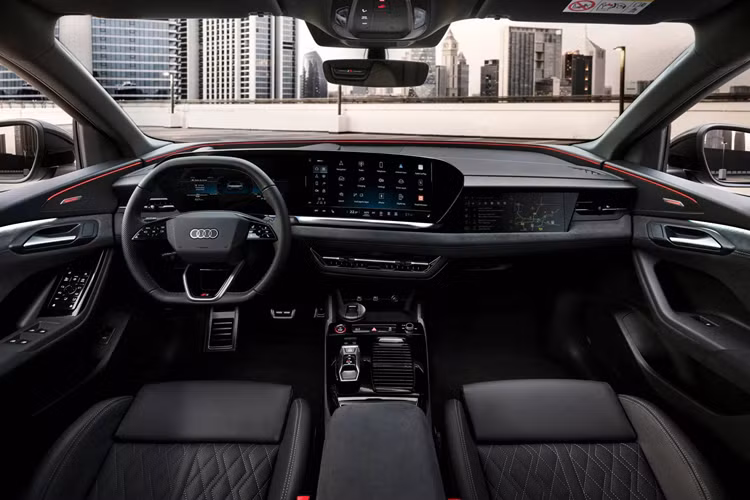 Dải đèn hậu liền mạch cùng kết cấu đuôi xe tinh tế, rộng rãi mang đến cho Sportback dáng vẻ thanh thoát và sắc nét đặc trưng của Audi. Đèn hậu OLED thông minh thế hệ thứ hai có sáu tấm đèn OLED với 360 mảnh đèn khác nhau, sử dụng thuật toán điền tán được thiết kế đặc biệt để tạo ra hình ảnh mới mỗi 10 mili giây, mang lại cho cặp đèn vẻ ngoài sống động và thông minh.