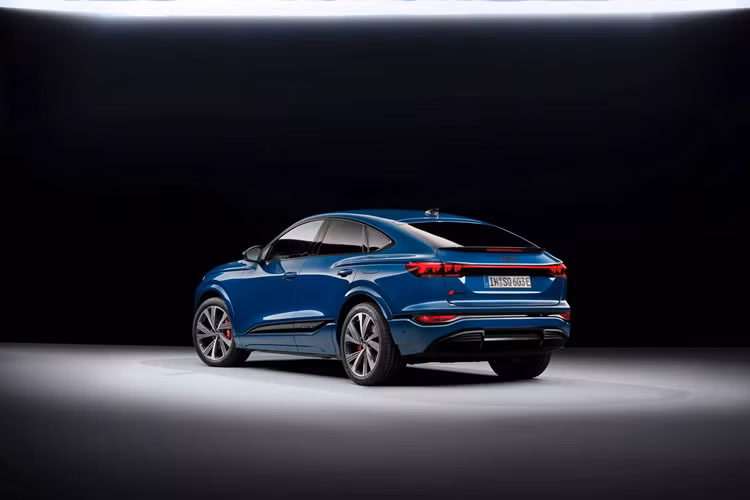 Chẳng hạn, Audi Q6 Sportback e-tron performance chỉ cần 10 phút tại trạm sạc nhanh, có thể di chuyển lên đến 265 km với công suất sạc tối đa 270 kW trong điều kiện lý tưởng. Pin điện áp cao chỉ mất 22 phút để sạc từ 10% lên 80%. Bản SQ6 cũng sạc với công suất lên đến 270 kW, trong khi các phiên bản dẫn động cầu sau tại trạm sạc nhanh với công suất lên đến 260 kW (pin 100 kWh) hoặc 225 kW (pin 83 kWh).