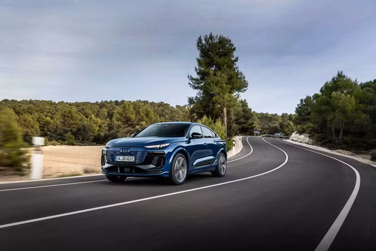 Điều này có nghĩa là nếu như Q6 e-tron đóng vai trò “SUV truyền thống” thì mẫu SUV điện Audi Q6 Sportback e-tron mới lần này là “SUV thời trang”. Q6 Sportback e-tron có kích thước dài 4.771 mm, rộng 1.965 mm (không tính gương) và cao 1.665 mm.