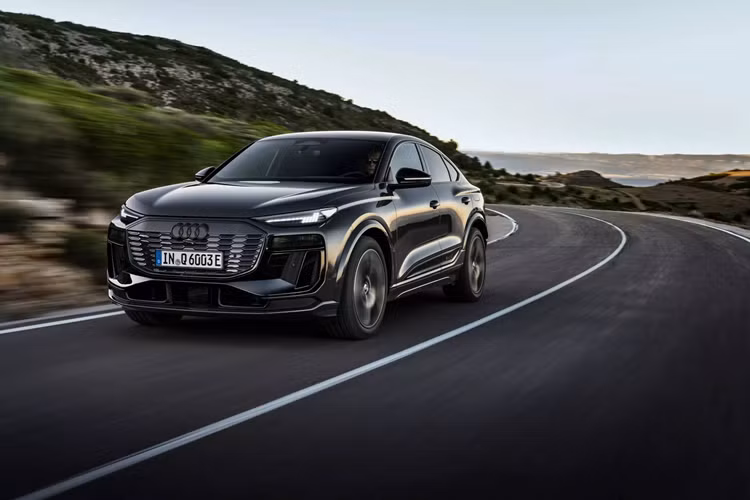 Được phát triển từ nền tảng Premium Platform Electric linh hoạt nên danh mục Q6 Sportback e-tron được chia làm nhiều cấu hình, với 2 kích cỡ pin là 83 kWh và 100 kWh, cùng 2 kiểu dẫn động là cầu sau (mô-tơ đơn) và dẫn động 4 bánh quattro (mô-tơ kép).