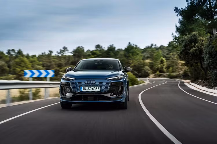 Q6 Sportback e-tron quattro có pin 100 kWh và được bổ sung thêm mô-tơ điện gắn tại cầu trước, tạo nên hệ dẫn động 4 bánh, tổng công suất đạt 387 mã lực (285 kW) cho khả năng đạt vận tốc 100 km/h trong 5,9 giây. Phạm vi quãng đường của bản này cũng khá ấn tượng khi lên đến 636 km sau mỗi lần sạc đầy pin.