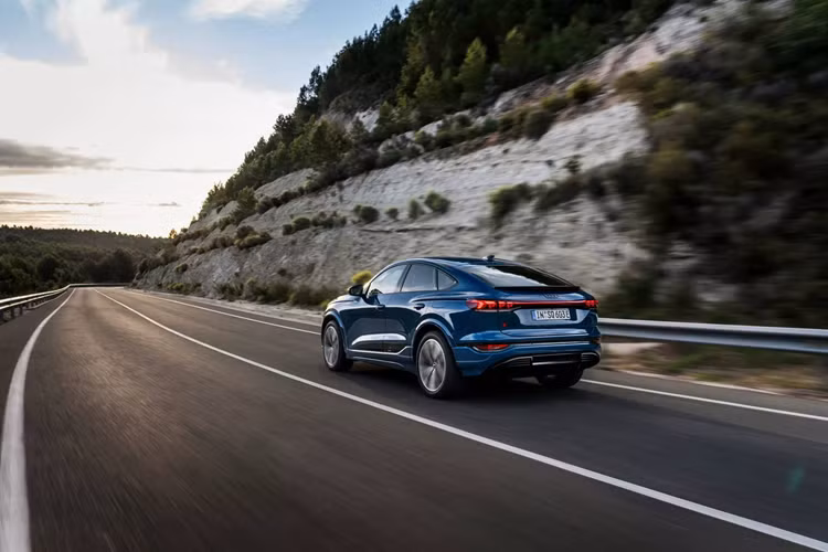 Đây cũng là bản duy nhất có thể đạt tới vận tốc tối đa 230 km/h, các bản Q6 Sportback e-tron còn lại bị giới hạn ở 210 km/h. Hệ thống quản lý nhiệt tiên tiến của pin điện áp cao và hệ thống điện 800 volt mang lại công suất sạc ấn tượng.