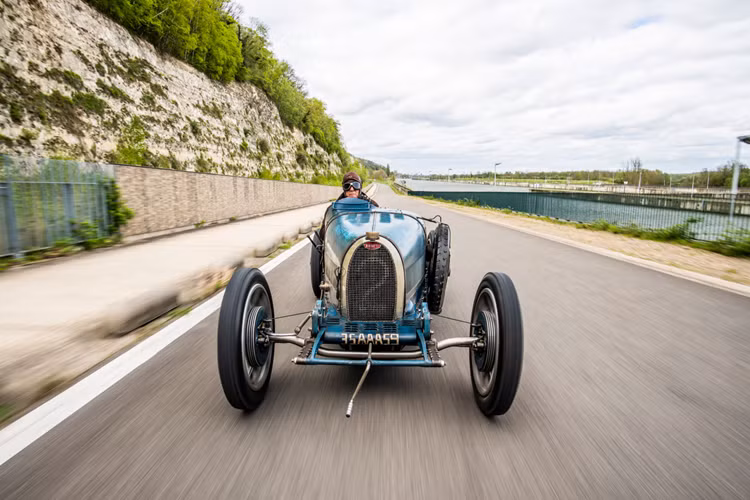  Bugatti Type 35 huyền thoại không chỉ là mẫu xe thể hiện kỹ năng thiết kế xuất chúng của nhà sáng lập mà còn là tầm nhìn và lòng dũng cảm của ông trong việc phá vỡ những quy tắc kỹ thuật thông thường vào thời điểm đó. Những điều này đã tạo ra Bugatti Type 35 – một chiếc xe vượt xa các đối thủ trong rất nhiều lĩnh vực.