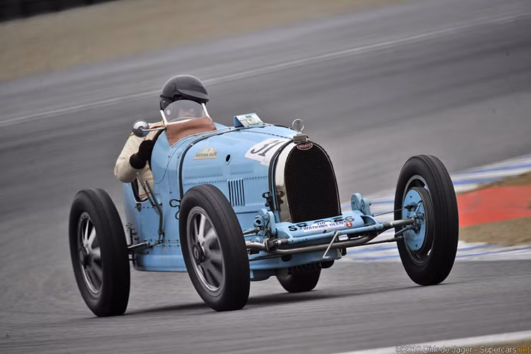 Đến cuối năm 1930, Type 35B đã phát triể với động cơ hai cam, hai van mỗi xi-lanh. Mẫu xe cũng có nắp bình xăng đôi, hệ thống treo, bánh xe, phanh và lốp nâng cấp cũng như van xả bộ tăng áp gắn phía dưới. Quyết tâm của Bugatti không bỏ qua bất kỳ chi tiết nào trong việc theo đuổi hiệu suất tối ưu.