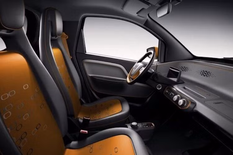 Về trang bị an toàn, Baojun E100 có các tính năng hỗ trợ lái cơ bản như: hệ thống chống bó cứng phanh ABS, phân bổ lực phanh điện tử EBD, cảm biến đỗ xe, hỗ trợ đỗ phanh điện tử, cảnh báo người đi bộ.