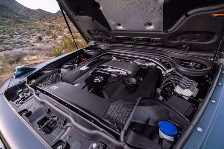 AMG Ride Control giữ cho các van ở mỗi góc đóng lại khi xe đang di chuyển trên đường thẳng, vì vậy nếu một bên bánh xe gặp ổ gà, rung chấn sẽ không truyền vào khoang cabin, từ đó đem lại cảm giác lái êm ái nhất cho chủ xe. AMG Ride Control còn thể hiện ưu điểm tuyệt vời trong các tình huống ôm cua.