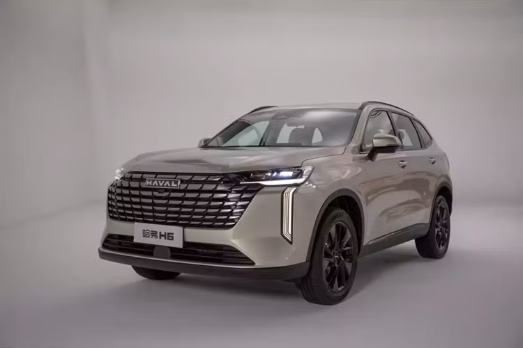 Khu vực phía sau của Haval H6 2024 được bổ sung cụm đèn hậu mới. Đèn hậu LED của xe không còn nối liền với nhau bằng dải đèn nằm vắt ngang cửa cốp nữa. Thay vào đó, đèn hậu của Haval H6 2024 được tách rời với tem chữ nổi "Haval" ở giữa. Cánh gió mui của xe được làm mới thiết kế trong khi cửa cốp có vẻ giữ nguyên.