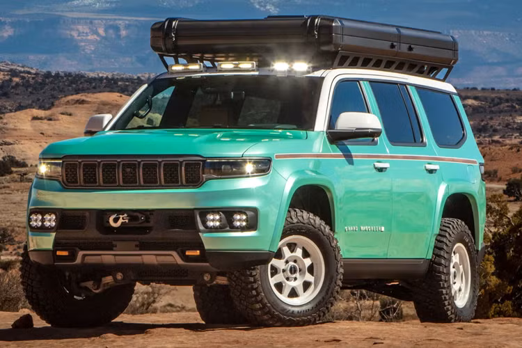 Jeep Vacationeer Concept Khác với dáng vẻ phong trần của ba mẫu Concept còn lại, mẫu xe Grand Wagoneer được sơn màu bạc hà và được trang bị một chiếc lều trên nóc xe giúp tạo dáng vẻ của một mẫu xe việt dã. Jeep cũng chỉ bổ sung thêm hai đường vân gỗ hai bên thân xe, logo tri ân mẫu xe Wagoneer cổ điển.