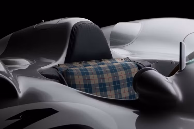 RM Sotheby’s ước tính chiếc xe có thể sẽ sớm tìm thấy chủ sở hữu mới, mức giá xe Mercedes-Benz W196 Streamliner lên đến 70 triệu USD (khoảng hơn 1.620 tỷ đồng) , một mức giá hời so với chiếc coupe 300 SLR “Ulenhaut” trị giá 143 triệu USD, chiếc xe đắt nhất thế giới.