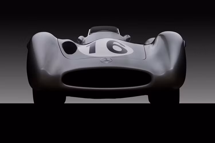 Chiếc Mercedes-Benz W196 Streamliner đời 1954 này sở hữu thiết kế thân nuột nà cùng tay đua Juan Manuel Fangio đã chạy trong cuộc đua Công thức 1 không có chức vô địch vào năm 1954. Sau đó, chiếc xe đã được Stirling Moss vận động tại Giải Grand Prix Ý năm 1955 tại Monza.