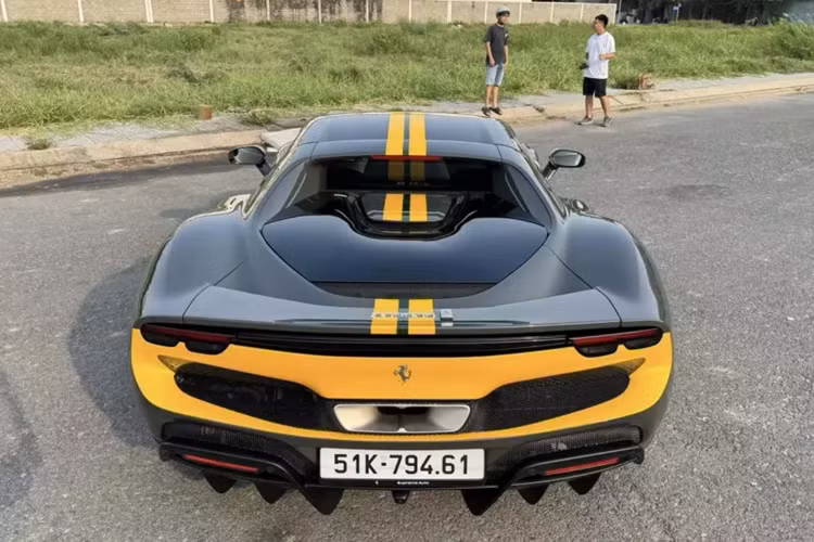 Siêu xe Ferrari 296 GTB có cảm hứng chính là thiết kế của 250 LM ở những năm 60 bên cạnh đó là các đường nét nhìn thấy sự tương đồng với SF90 Stradale. Xe có đôi mắt đẹp và cá tính với phần dư ra ngoài chính là sự hiện diện của dải đèn LED chiếu sáng ban ngày. Hốc gió đèn pha vẫn được Ferrari áp dụng cho 296 GTB.