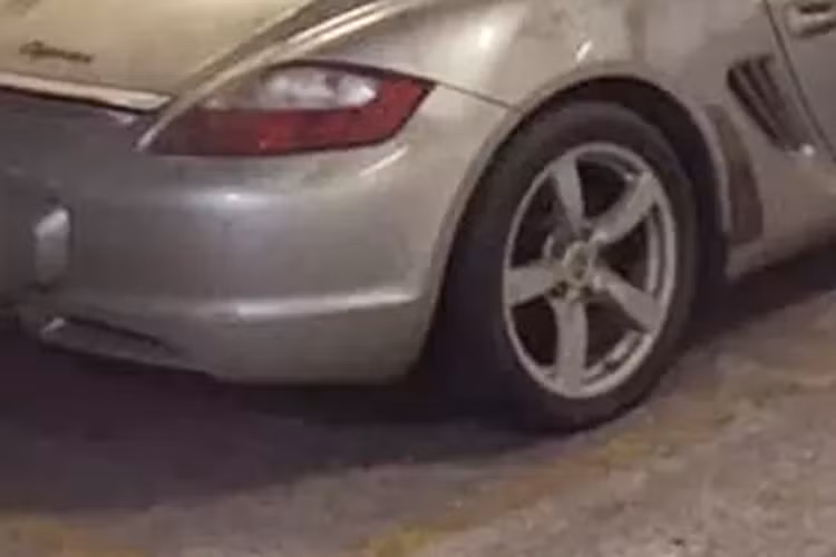 Porsche Cayman này thuộc thế hệ 987, là tên gọi nội bộ của thế hệ thứ hai, xuất hiện lần đầu tại Triển lãm ô tô Paris 2004 cùng với 911 (997) và được bán vào năm 2005.