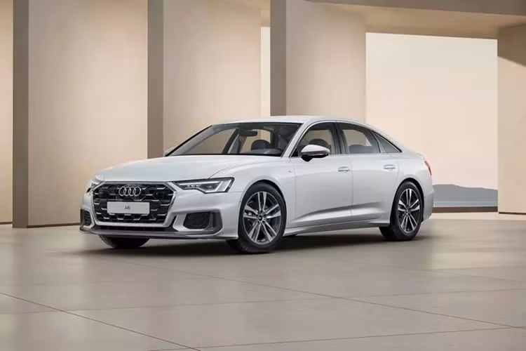Thời gian qua, thương hiệu Audi đã liên tục giới thiệu các mẫu xe mới ở thị trường Việt Nam. Sau Q3, Q7 và Q8, đến lượt Audi A6 phiên bản mới trình làng. Tại Việt Nam, Audi A6 2025 mới có 1 phiên bản là S line 40 TFSI với giá bán khởi điểm 2,299 tỷ đồng. Xe sẽ tiếp tục cạnh tranh với những đối thủ như Mercedes-Benz E-Class và BMW 5-Series.