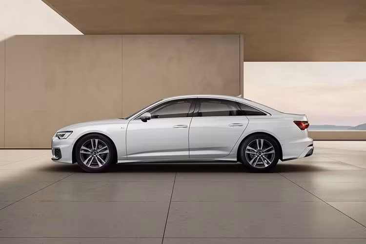 Tương tự ngoại thất, nội thất của Audi A6 S line 40 TFSI thế hệ mới đã được nâng cấp với bảng đồng hồ kỹ thuật số Audi Virtual Cockpit Plus tiêu chuẩn. Bảng đồng hồ có kích thước 12,3 inch này được bổ sung nhiều tính năng mới, cung cấp giao diện hiển thị linh hoạt và rõ ràng về các hệ thống trên xe một cách trực quan nhất.