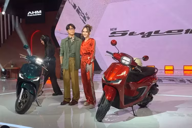 So với người anh em Giorno hiện đang bán tại thị trường Thái Lan, mẫu xe ga Honda Stylo 160 có khá nhiều chi tiết khác biệt. Với khẩu hiệu "Thời trang giao thoa sức mạnh", hãng Honda đã đưa thiết kế cổ điển kết hợp hiện đại và khối động cơ 160 phân khối lên mẫu xe ga mới của mình.
