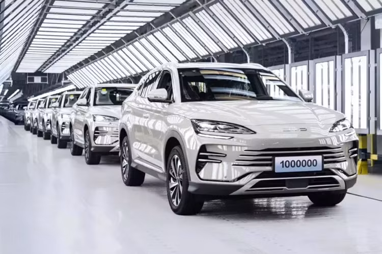 Xe được bán tại Châu Âu dưới tên Seal U. BYD Song Plus 2025 mới ban đầu được giới thiệu vào năm 2020 như một chiếc SUV nhỏ gọn được định vị bên dưới BYD Tang, chỉ sau 4 năm, mẫu xe này đã sản xuất được 1 triệu chiếc, trở thành mẫu SUV năng lượng mới đầu tiên của Trung Quốc đạt được cột mốc này.