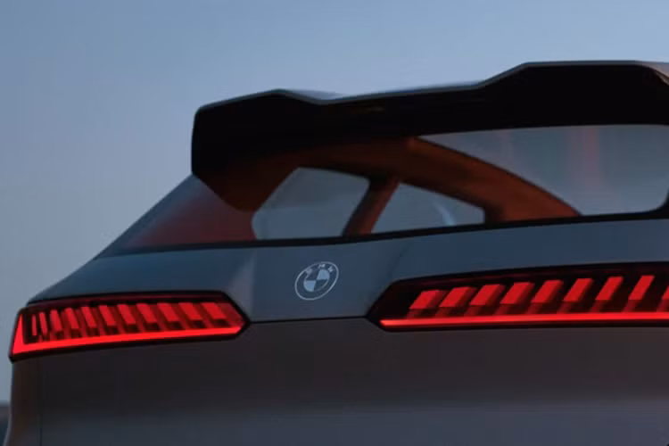 Trong các tình huống lái xe, hệ thống BMW 3D Head-Up Display sẽ hỗ trợ hiển thị thông tin cho khách hàng như hỗ trợ lái xe hoặc hướng dẫn giao thông.