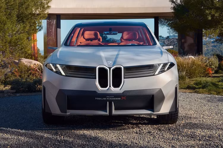 Mẫu Concept này cũng được trang hệ thống đèn chiếu sáng trước giống với mẫu sedan BMW Neue Klasse mới khi đã loại bỏ các đường LED vòm và thay vào đó là đèn LED dọc. Theo BMW, việc phát triển nền tảng xe điện mang đến cho các nhà thiết kế của họ cơ hội tận dụng tỷ lệ cổ điển của BMW.