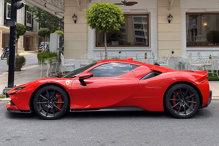 Khá thú vị là hiện chưa có siêu xe Ferrari SF90 Stradale nào định cư ở Hà Nội, nên việc một thương lái ở đây vừa mới mua lại chiếc SF90 Stradale này, sẽ giúp cho giới mê xe có cơ hội thường xuyên nhìn ngắm 1 trong các xe PHEV đẹp nhất thế giới.