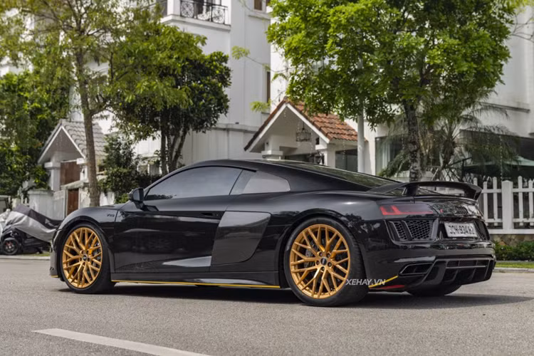 Nhờ hộp số tự động 7 cấp và hệ dẫn động 4 bánh Quattro trứ danh của Audi, chiếc Audi R8 V10 Plus hàng hiếm tại Việt Nam này chỉ mất 3,2 giây để tăng tốc từ 0-100 km/h, 0-200 km/h mất 9,9 giây trước khi đạt vận tốc tối đa 330 km/h.
