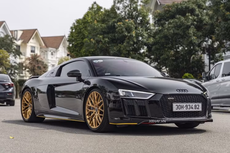 Được biết, chiếc Audi R8 V10 Plus này được đưa về nước năm 2016. Xe từng thuộc sở hữu của vợ chồng ca sĩ Đông Nhi, Ông Cao Thắng.