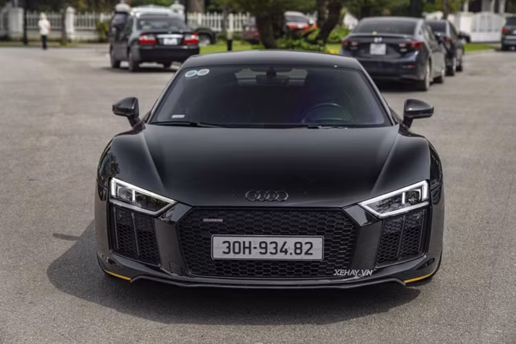 Sau gần 10 năm định cư chiếc Audi R8 V10 Plus đầu tiên về Việt Nam hiện đã “qua tay” nhiều đời chủ và cũng được thay đổi nhiều ở ngoại thất từ màu sắc đến việc lắp thêm "đồ chơi" cho xe.