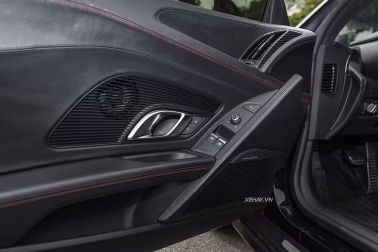 Chiếc Audi R8 V10 Plus còn có nhiều chi tiết làm bằng sợi carbon như: ốp gương chiếu hậu, ốp hốc gió, cánh gió sau và bộ khuếch tán mạnh mẽ phía sau.
