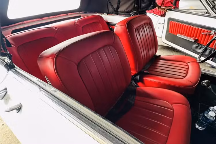 Corvair nổi bật hơn, lớn hơn, mạnh hơn và cung cấp nhiều tính năng hơn so với xe nhập khẩu tương đương, và kỹ thuật độc đáo so với các sản phẩm khác của Mỹ. Xe sử dụng thân xe Z của GM , với thiết kế và kỹ thuật tiên tiến giúp cải tiến bố cục động cơ phía sau/dẫn động cầu sau , vào thời điểm đó đã trở nên phổ biến nhờ thành công vang dội của Volkswagen Beetle .