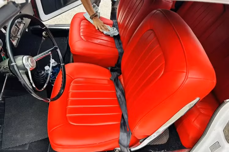 Chevrolet định vị chiếc xe dưới 2.000 đô la này là một chiếc xe nhỏ gọn tiết kiệm nhiên liệu và làm nổi bật thiết kế động cơ phía sau, mang đến hình bóng thấp, sàn khoang hành khách phẳng và nội thất rộng rãi. Xe có lực kéo tuyệt vời, không cần trợ lực lái hoặc phanh, chất lượng lái tốt và phanh cân bằng. Thiết kế này cũng thu hút khách hàng của các hãng khác, chủ yếu là xe nhập khẩu.