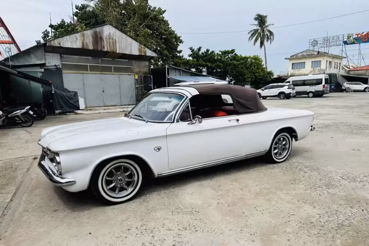 Động cơ của Corvair là loại nhôm van trên đỉnh, 6 xi lanh thẳng hàng, làm mát bằng không khí, dung tích 2.3 lít, công suất 80 mã lực, sau đó được mở rộng, đầu tiên là dung tích 2,4 L và sau đó là 2,7 L. Công suất đạt đỉnh với tùy chọn động cơ Corsa tăng áp vào năm 1965–66 là 180 mã lực.