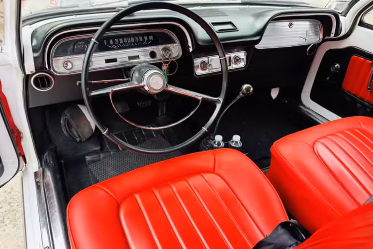Corvair được bán trong hai thế hệ, thế hệ đầu tiên từ năm 1960 đến năm 1964, thế hệ thứ hai từ năm 1965 đến năm 1969. Nó đã bán được hơn 200.000 chiếc trong mỗi sáu năm đầu tiên và tổng cộng là 1.835.170 chiếc, trong 10 năm.
