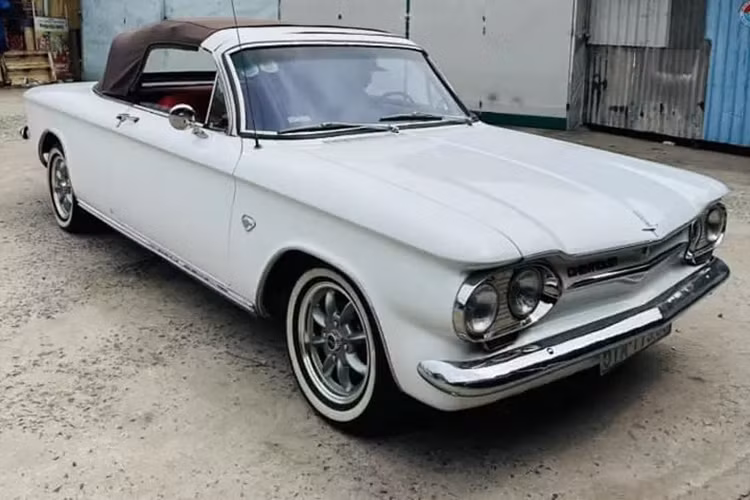 Nhắc đến các mẫu xe sản xuất cách đây 60 năm, nhiều người sẽ nghĩ đến Ford Mustang, Volkswagen Beetle hay Mercedes-Benz... nhưng ít người biết đến Chevrolet Corvair, mẫu xe cũng rất đình đám từ 1960 - 1969 đã có tổng sản lượng là khoảng 1,8 triệu xe được sản xuất, và hiện có 2 xe Chevrolet Corvair Convertible 1964 ở Việt Nam.