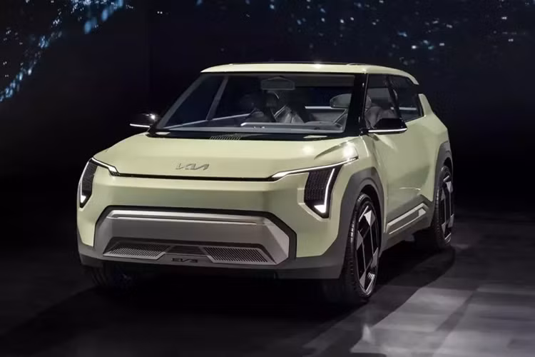 EV3 là mẫu ô tô điện từng được hãng Kia vén màn vào hồi tháng 10/2023 dưới dạng xe concept. Sau nửa năm, hãng Kia mới công bố thời điểm trình làng của EV3 phiên bản thương mại. Theo đó, Kia EV3 2024 mới sẽ chính thức ra mắt thị trường toàn cầu vào ngày 23/5 tới đây.
