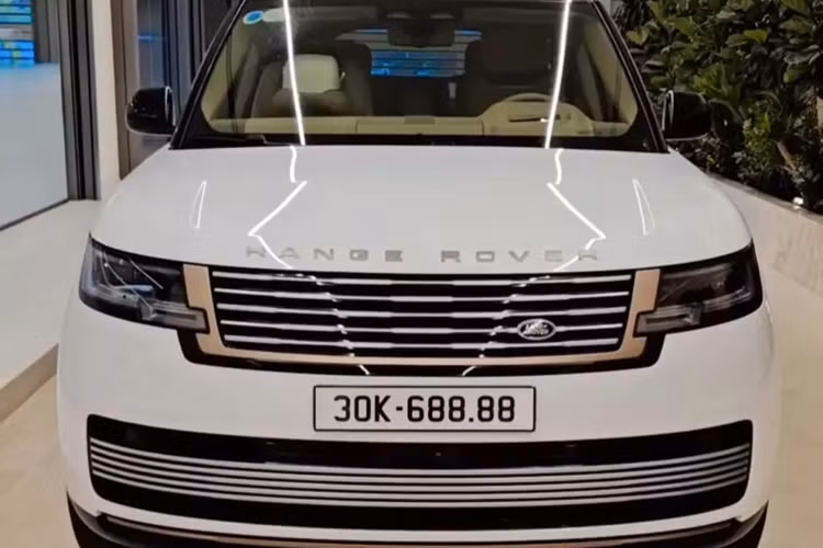 Mới đây, hình ảnh về chiếc SUV hạng sang đắt, mạnh và hiếm tại Việt Nam là Range Rover SV đăng ký biển số 30K-688.88 đã thu hút sự quan tâm của nhiều người