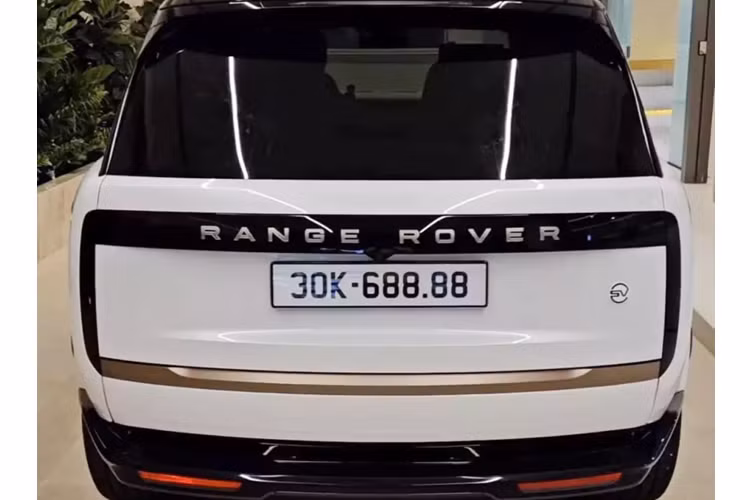 Còn bản Range Rover SV LWB P615, sử dụng động cơ xăng tăng áp V8, dung tích 4,4 lít, công suất cực đại 615 PS, mô-men xoắn cực đại 750 Nm, trái tim này trên Range Rover SV 2023 sẽ kết hợp với hộp số tự động 8 cấp và hệ dẫn động 4 bánh toàn thời gian và có trang bị đánh lái 4 bánh.