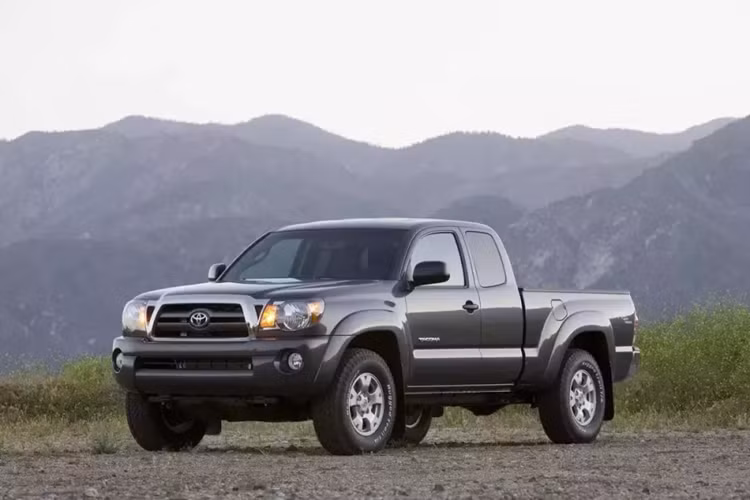 Toyota Tacoma (đời 2005-2015) Khoảng giá: 14.825 - 21.875 USD Ưu điểm: Đáng tin cậy, khả năng chạy off-road/sức kéo tốt, động cơ V6 mạnh mẽ.