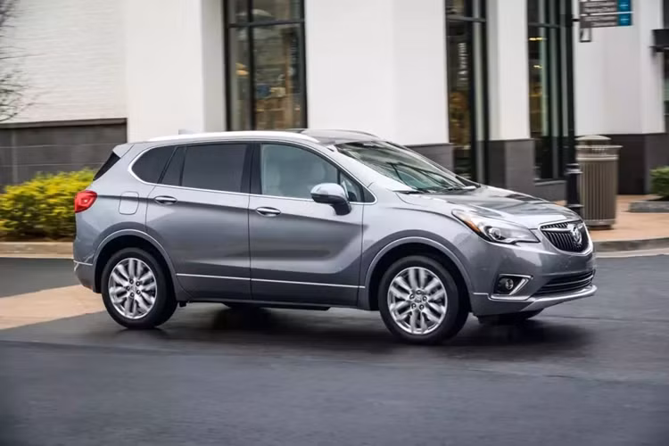 Buick Envision (đời 2016-2020) Khoảng giá: 16.650 - 21.725 USD Ưu điểm: Dễ ra/vào xe, điều khiển đơn giản, hệ thống thông tin giải trí tốt, chi phí bảo hành/sửa chữa thấp.