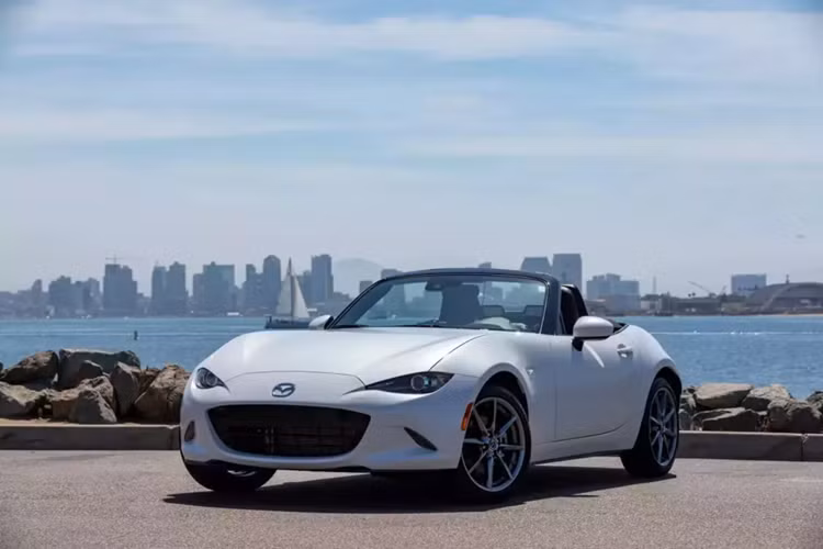 Mazda MX-5 Miata (đời 2016-2024) Khoảng giá: 15.275 - 21.250 USD Ưu điểm: Hệ thống lái chính xác, phản hồi vô lăng tốt, đáng tin cậy, tiết kiệm nhiên liệu.