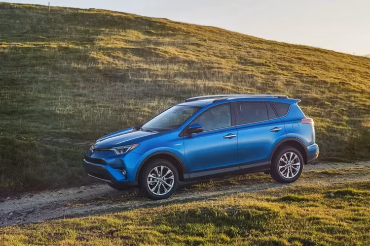 Toyota RAV4 Hybrid (đời 2016-2018) Khoảng giá: 16.250 - 21.275 USD Ưu điểm: Tăng tốc nhanh, nội thất yên tĩnh, lái mượt, nhiều tính năng an toàn.