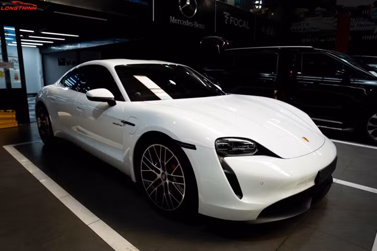 Ngam Porsche Taycan do am thanh gan 300 trieu cua dan choi Ha Noi