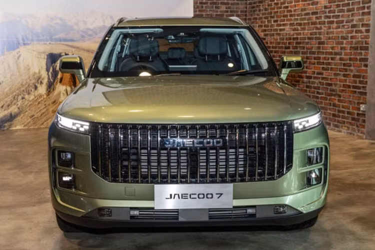 Mẫu xe SUV Jaecoo 7 được hãng định vị là một mẫu địa hình cao cấp. Xe có kích thước chiều dài 4.500 mm, rộng 1.865 mm, cao 1.680 mm và có chiều dài cơ sở 2.672 mm. Số đo này của Jaecoo 7 ngang với Toyota Corolla Cross, nhưng nhỏ hơn Mazda CX-5.
