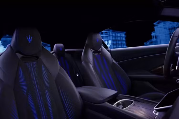 Tiếp đến là tùy chọn Blu Inchiostro nổi bật, với màu xanh dương sẽ tạo nên sự tương phản mạnh hơn cùng với bánh xe bằng đồng. Bên trong, xe có bọc ghế Econyl màu đen với đường khâu màu xanh và các chi tiết chèn bằng đồng trên bảng điều khiển trung tâm và tấm ốp cửa.
