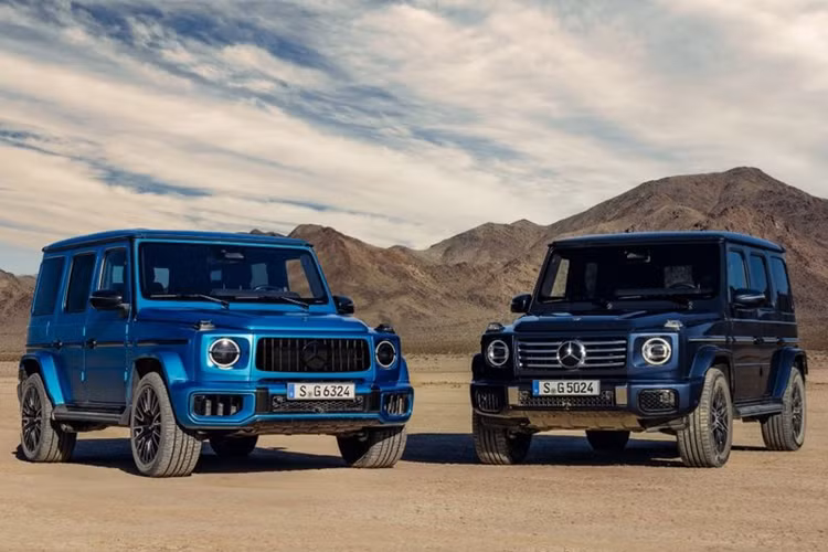 Về cơ bản, Mercedes-Benz G-Class 2025 mới vẫn sở hữu kiểu dáng vuông vức đặc trưng, nhưng được làm mới một số chi tiết ở phần ngoại thất. Trong khi đó, không gian nội thất của xe được nâng cấp đáng kể về mặt công nghệ.