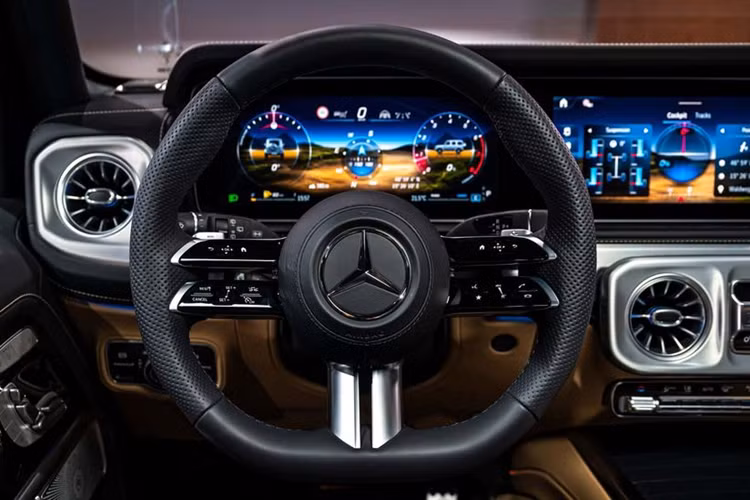Theo Motortrend, mẫu G-Class chạy điện sẽ mang tên gọi là G580 – với con số 580 biểu thị sức mạnh của động cơ, thay vì EQG như những thông tin trước đó. Lý do cho sự thay đổi này đến từ việc hãng xe Đức đã thông báo loại bỏ tiền tố EQ trong tên gọi của các mẫu xe điện.