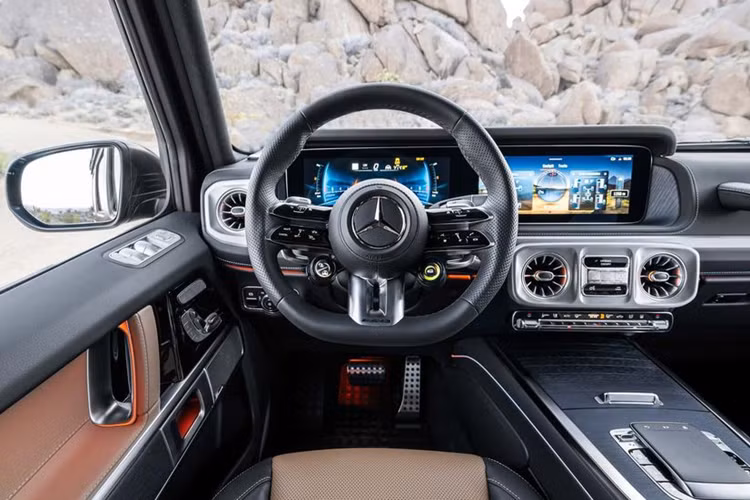 Bên cạnh đó, hãng xe còn cho biết Mercedes-AMG G63 2025 nâng cấp sẽ được trang bị hệ thống treo Active Ride Control mới, giúp cải thiện đáng kể khả năng chạy địa hình. Mercedes-Benz cũng sẽ bổ sung vào đội hình G-Class một phiên bản sử dụng động cơ điện.