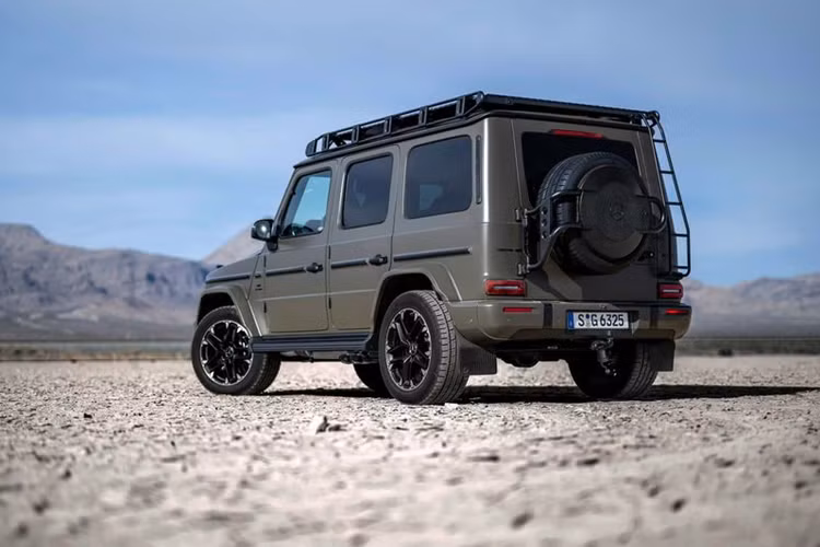 G-Class của Mercedes-Benz được mệnh danh là "vua địa hình", là lựa chọn hàng đầu của những đại gia mê phong cách off-road. Thiết kế vuông vức trở thành biểu tượng của mẫu SUV này, xuyên suốt chiều dài hơn 40 năm kể từ khi ra mắt vào năm 1979.