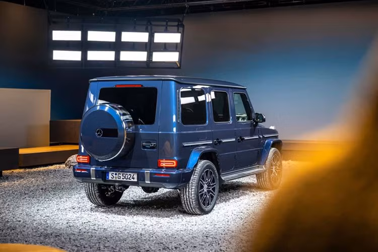 Bên trong, tất cả các phiên bản của G-Class facelift sẽ được trang bị hệ thống thông tin giải trí MBUX mới nhất. Trong đó, đáng chú ý là việc xe được trang bị màn hình giải trí cảm ứng. Xe cũng có thể được bổ sung các tùy chọn cá nhân hóa nội thất mới đến từ bộ phận Manufaktur.