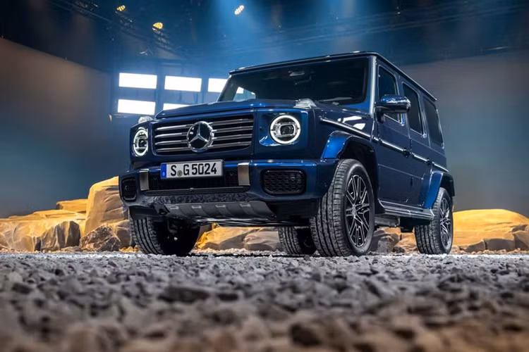 Về truyền động, Mercedes-Benz G500 thêm động cơ hybrid với máy xăng 6 xi-lanh thẳng hàng kết hợp mô-tơ điện. Trong khi đó, động cơ trên phiên bản AMG G63 sẽ là máy xăng 4.0 lít tăng áp kép kết hợp với hệ thống hybrid nhẹ 48V.